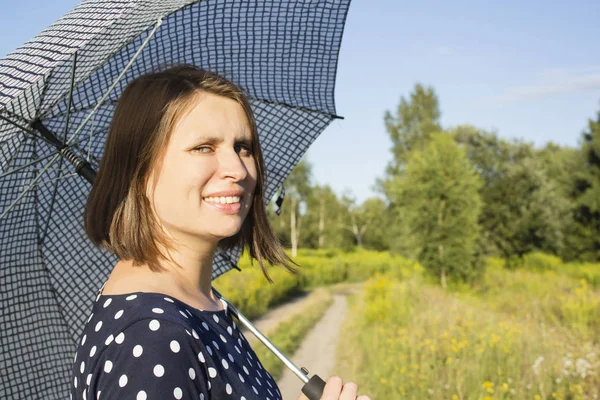 Ragazza in abito a pois sotto il sole cocente — Foto Stock