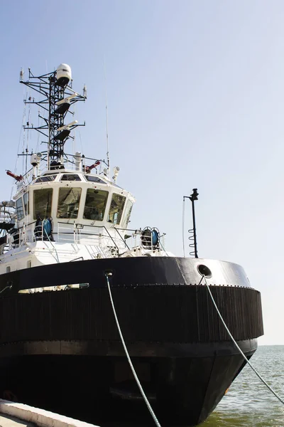 De massale boeg van een schip van de grote redding. — Stockfoto