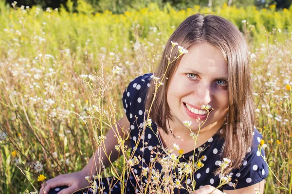Молодая счастливая девушка с букетом на поле ромашки — стоковое фото