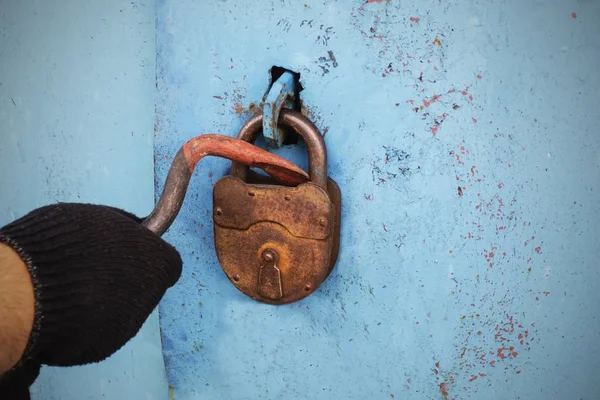 Hırsız eski kilit açılır.