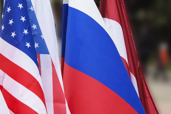 Флаг США и фон флага России — стоковое фото