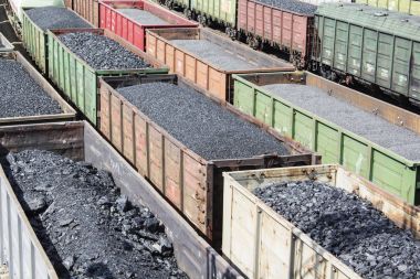 Demiryolu vagonları kömür yüklü..