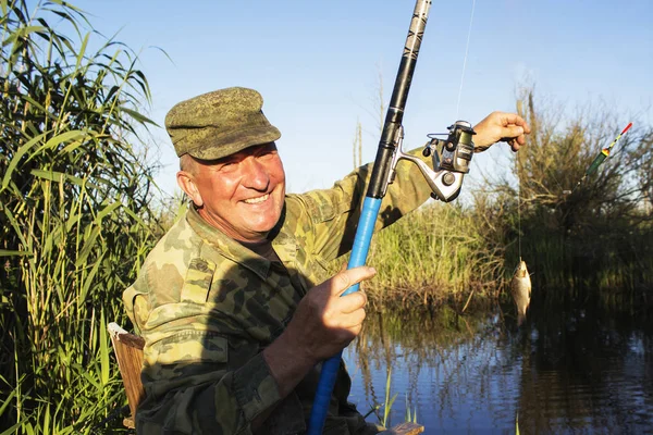 Taze yakaladı havuz ile mutlu olgun balıkçı
