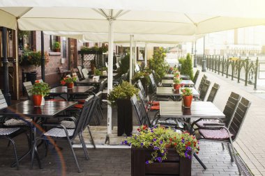 Restoran ziyaret edenler olmadan siste Gölü kıyısında