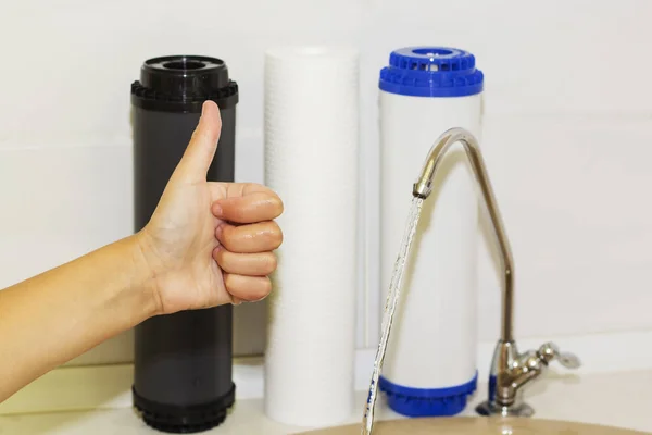 Отличные фильтры для очистки питьевой воды изображение изолированы в интерьере кухни — стоковое фото