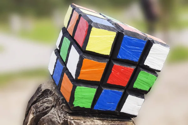 Russie Kaliningrad oblast 23.09. 2017 : le cube Rubiks sur fond flou. Rubiks cube a été inventé par l'architecte hongrois Erno Rubik en 1974 . — Photo