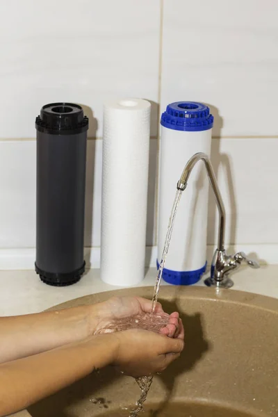 Świetne filtrów do oczyszczania wody pitnej w aranżacji kuchni na białym tle obraz — Zdjęcie stockowe