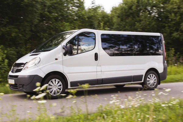 Küçük beyaz otobüs akşamları otoyola çıkıyor.