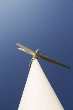 Mavi gökyüzü ile elektrik üreten rüzgar türbinleri