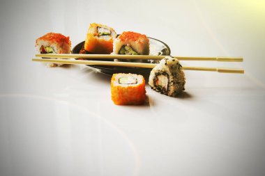 Suşi plaka beyaz bir arka plan karşı