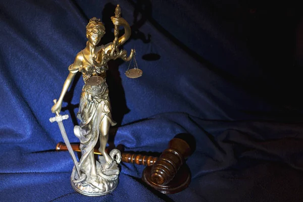 法官槌和司法上的深蓝色背景 — 图库照片