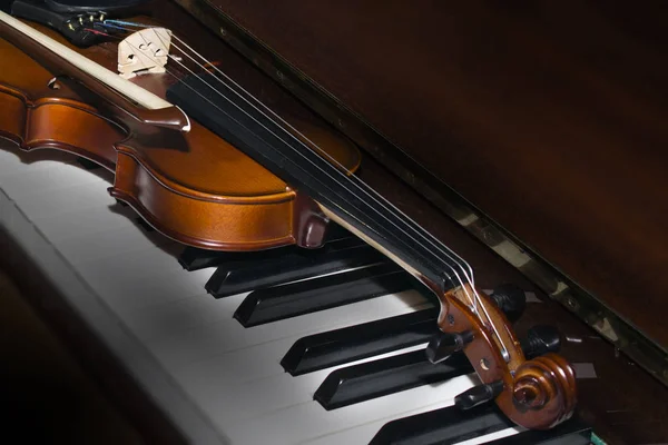 Bardzo stare skrzypce leżącego na fortepian — Zdjęcie stockowe