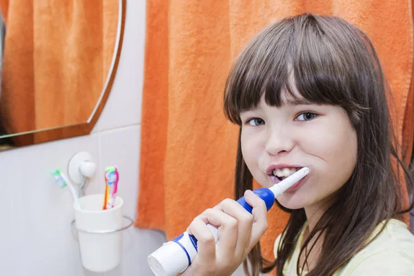 Bir banyo dişlerini fırçalama bir çocuk kız