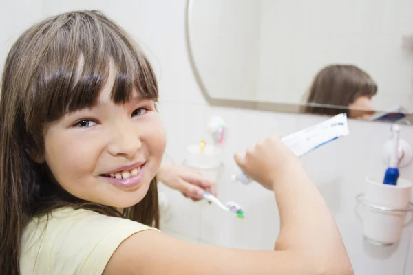Дитяча дівчинка чистить зуби у ванній — стокове фото