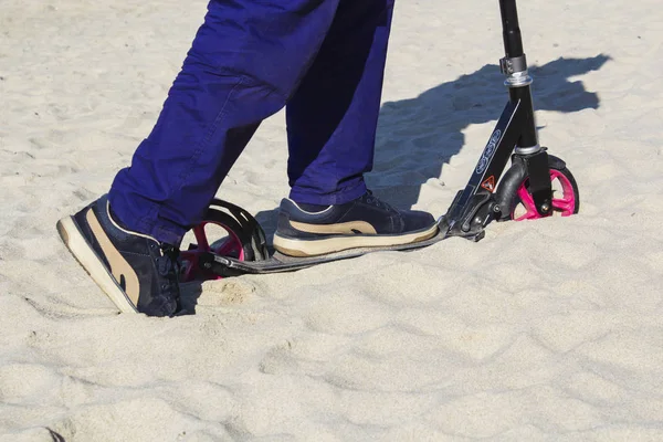 Скутер застрял в песке. . — стоковое фото