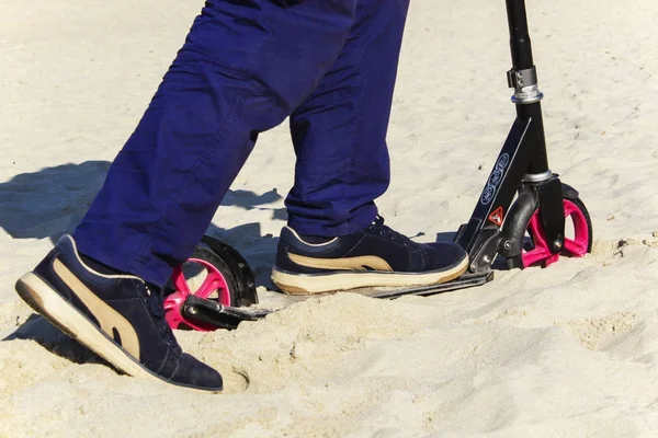 Le scooter a décroché dans le sable . — Photo