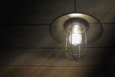 Eski moda vintage fener lamba ile yumuşak bir yanan ışık yaşlı ahşap duvar ile bir antika rustik ülke ahırda kızdırma ve ahşap zemin yıpranmış