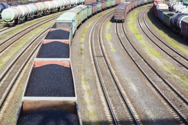 Demiryolu vagonları kömür yüklü..