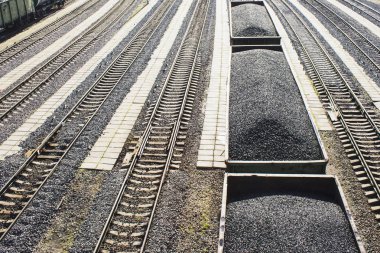 Demiryolu vagonları kömür yüklü..