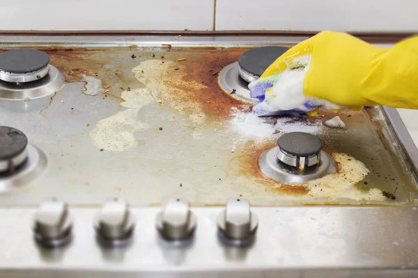 Close up de mulher de limpeza fogão em casa cozinha — Fotografia de Stock
