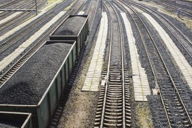Demiryolu vagonları kömür yüklü..