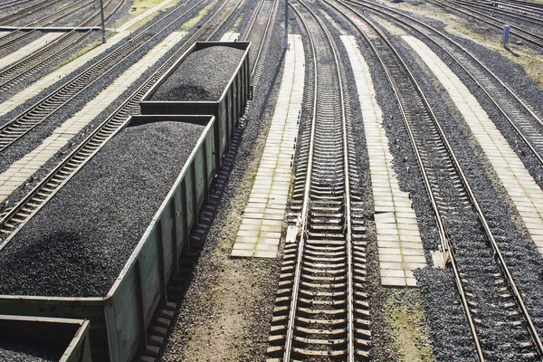 Demiryolu vagonları kömür yüklü..