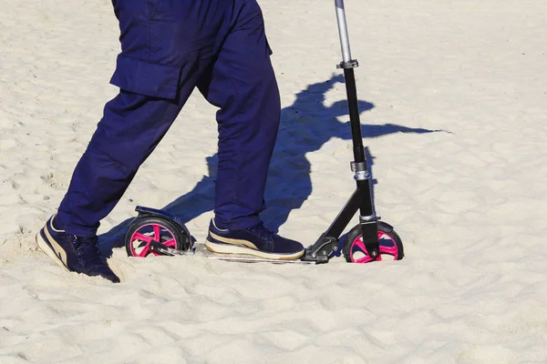 Le scooter a décroché dans le sable . — Photo