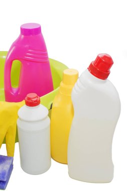 Beyaz arka plan üzerinde izole kova içinde temizlik maddeleri