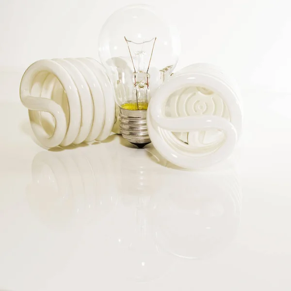 Несколько различных свинцовых ламп и компактные люминесцентные лампы — стоковое фото