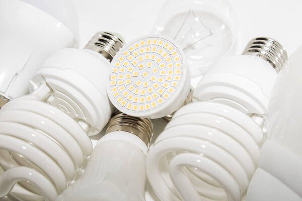 Несколько различных свинцовых ламп и компактные люминесцентные лампы
