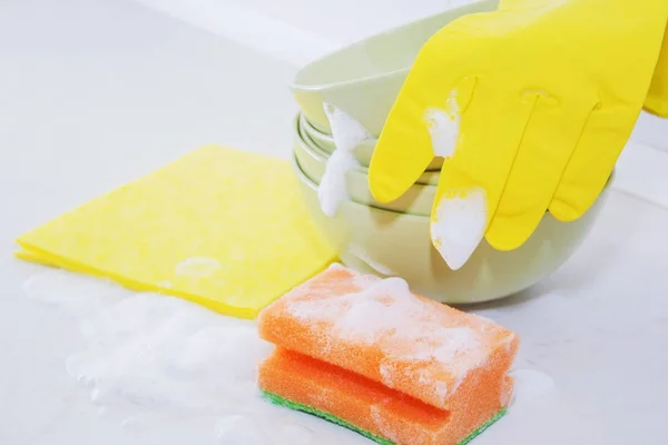 Several colorful plates, kitchen sponges. — Stock Photo, Image