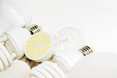 Birkaç farklı led ampuller ve kompakt floresan lambalar