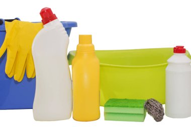 Beyaz arka plan üzerinde izole kova içinde temizlik maddeleri