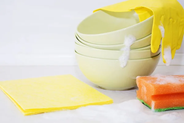 Several colorful plates, kitchen sponges. — Stock Photo, Image