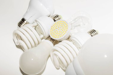 Birkaç farklı led ampuller ve kompakt floresan lambalar