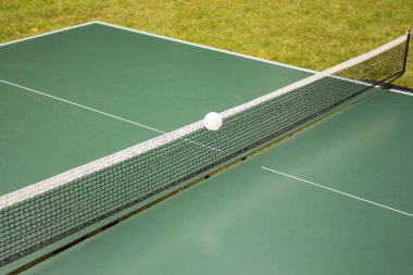 Masa Tenisi, pinpon masası ve yeşil bir tablo üzerinde beyaz topu.