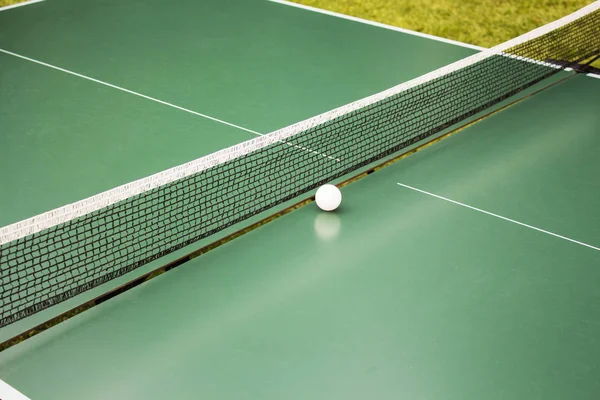 Masa Tenisi, pinpon masası ve yeşil bir tablo üzerinde beyaz topu.