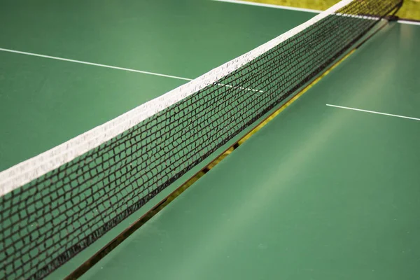 Masa Tenisi, pinpon masası ve yeşil bir tablo üzerinde beyaz topu.