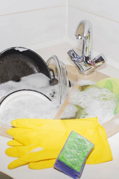 Huge heap of dirty dishes waiting for the flatmate — Stock Photo, Image