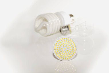 Birkaç farklı led ampuller ve kompakt floresan lambalar