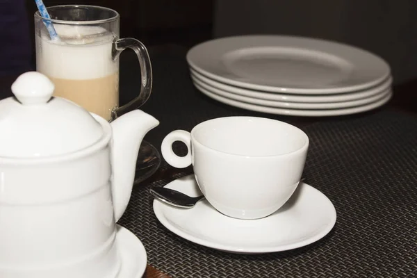 Op de tafel is het kopje thee en waterkoker — Stockfoto