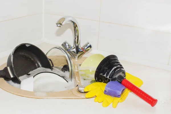 Huge heap of dirty dishes waiting for the flatmate — Stock Photo, Image