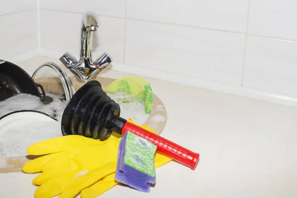 Huge heap of dirty dishes waiting for the flatmate — Stock Photo, Image