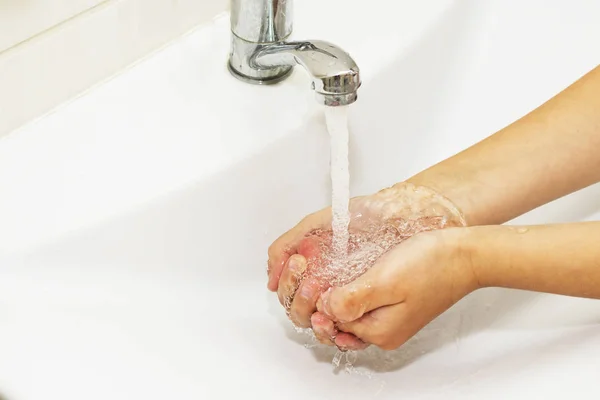 Elleri sabunla yıkamak vincin altında suyla — Stok fotoğraf