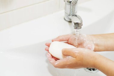 Elleri sabunla yıkamak vincin altında suyla