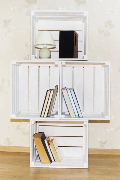 Cabinet créatif à partir de caisses en bois . — Photo