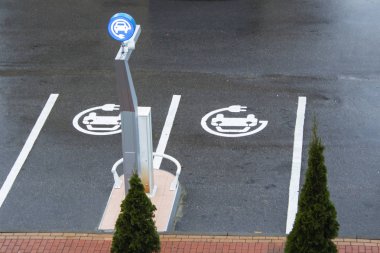 Elektrikli arabalar için bir park yeri renkli görüntü.