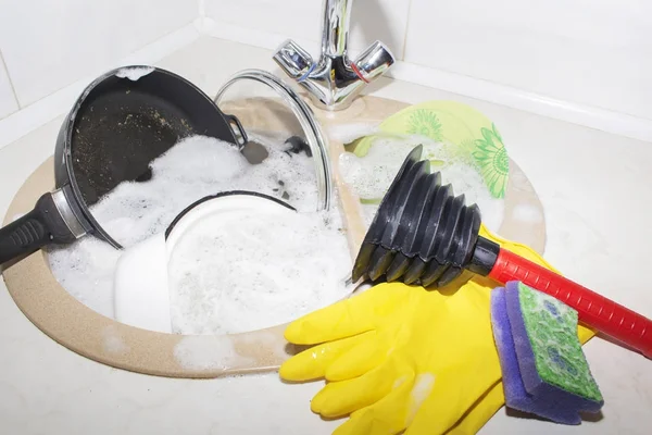 Büyük ev için bekleyen kirli bulaşık yığını — Stok fotoğraf