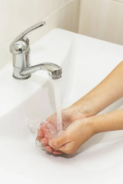 Мытье рук с мылом под краном с водой — стоковое фото