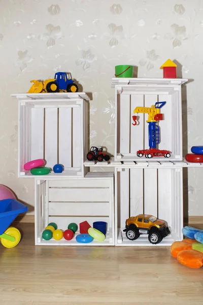 Детская комната, Обои и деревянные ящики на экологически чистых полках для игрушек — стоковое фото